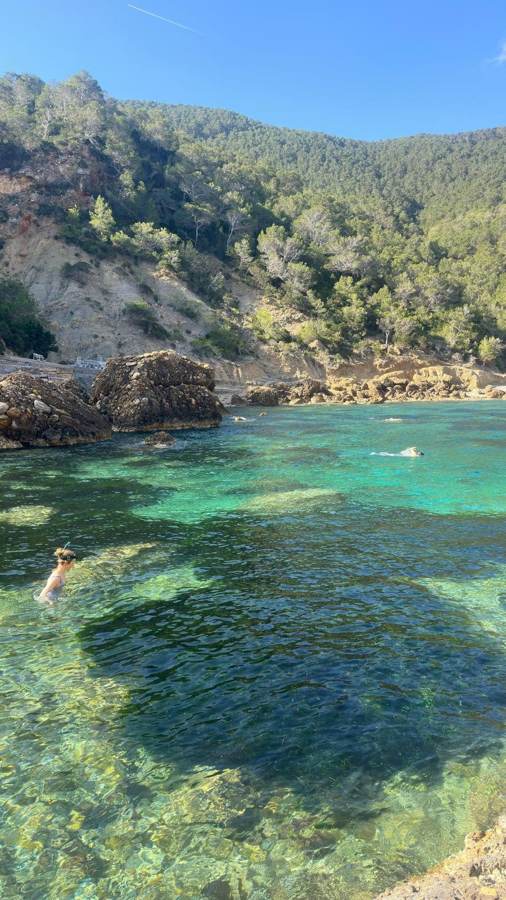 Leonor de la Serna se baignant dans une crique d'Ibiza
