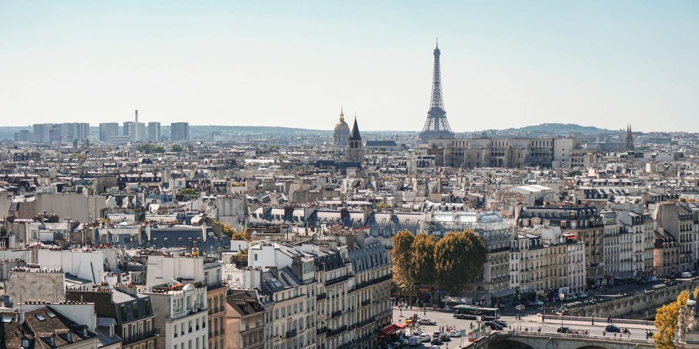 Les toits de Paris, avec la tour Eiffel et le dôme des Invalides